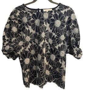 Solitaire Size Small Navy White Puffed Sleeve Embroidered Crochet Flower Top